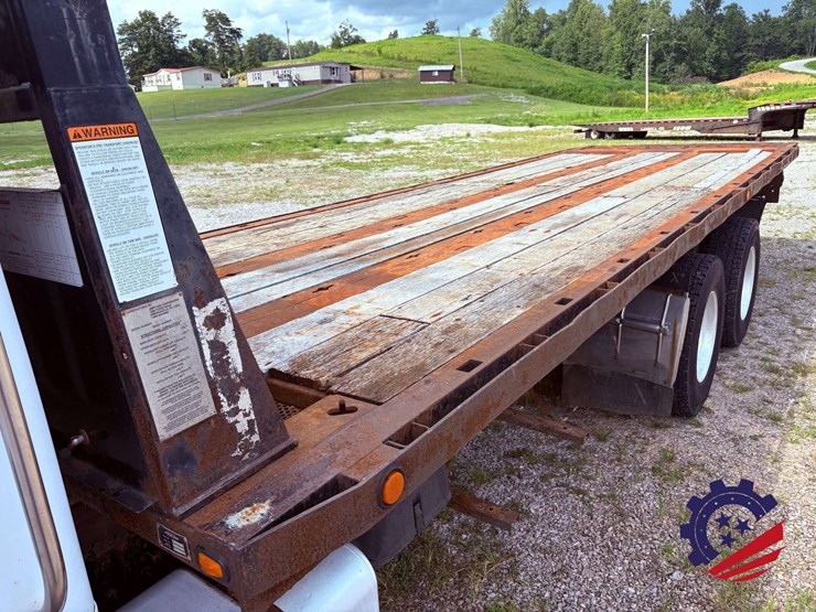 2006-freightliner-m2-106-image-38