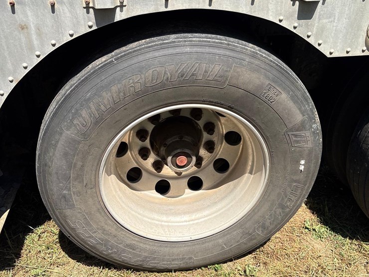 2016-merrit-102"-x-48ft-semi-livestock-trailer-image-41