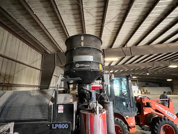 usc-800-seed-treater-with-guardrails-and-screen-image-36