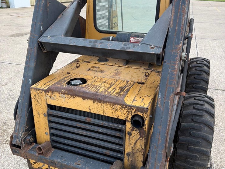 new-holland-l555-image-8