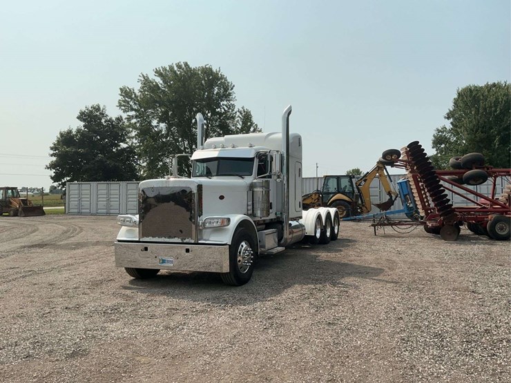 2013-peterbilt-389-image-3