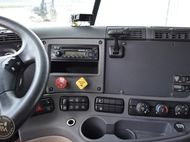2011-freightliner-cascadia-113-image-51