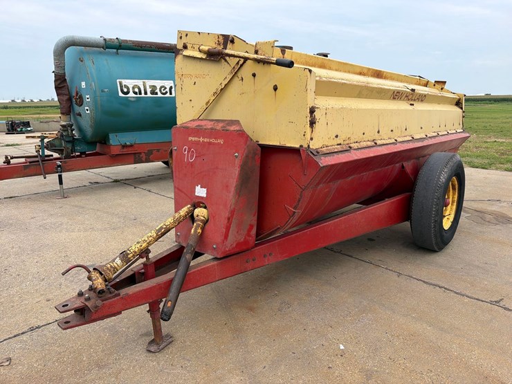 new-holland-365-manure-spreader-slinger-image-1