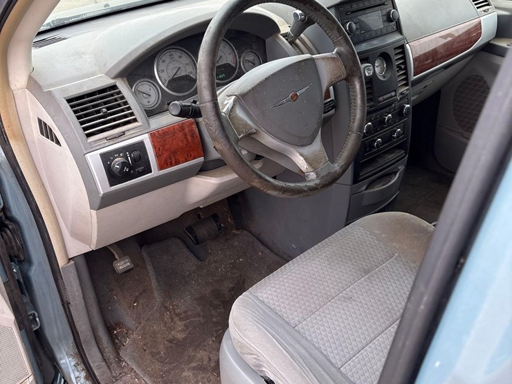 2008-chrysler-town-&-country-touring-image-31