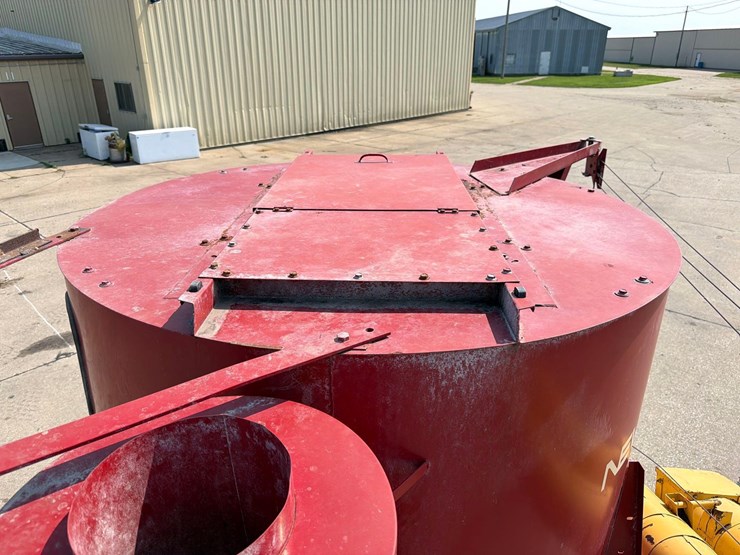 new-holland-358-image-33