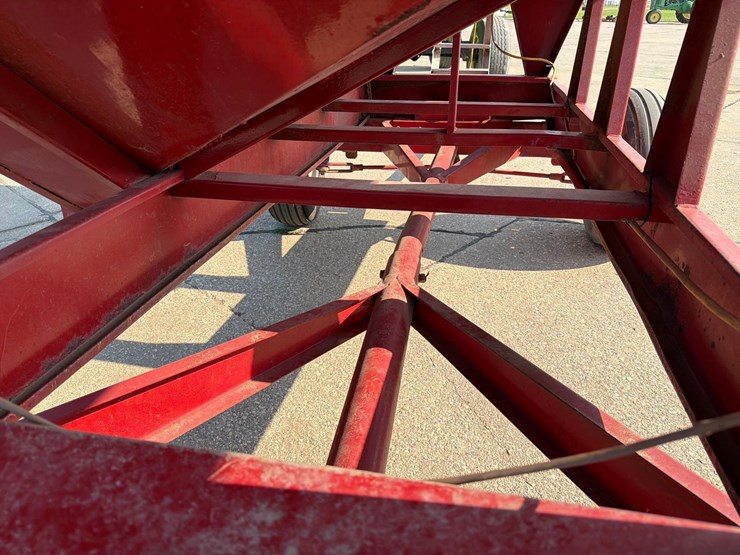 lundell-250-bushel-gravity-wagon-image-13