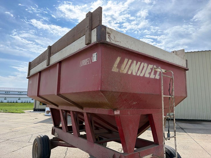 lundell-350-bushel-gravity-wagon-image-14
