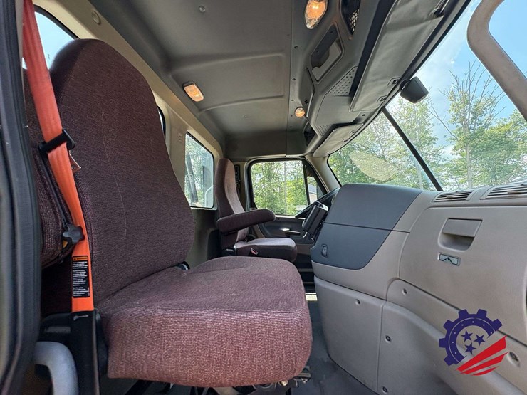 2017-freightliner-cascadia-113-image-40