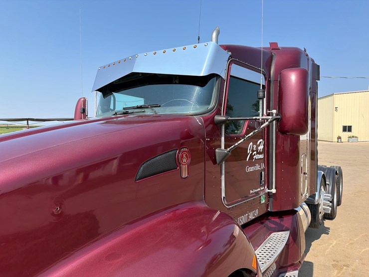2010-kenworth-t660-image-17