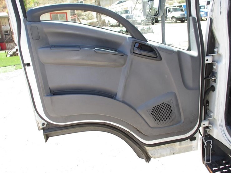 2016-isuzu-nqr-image-14