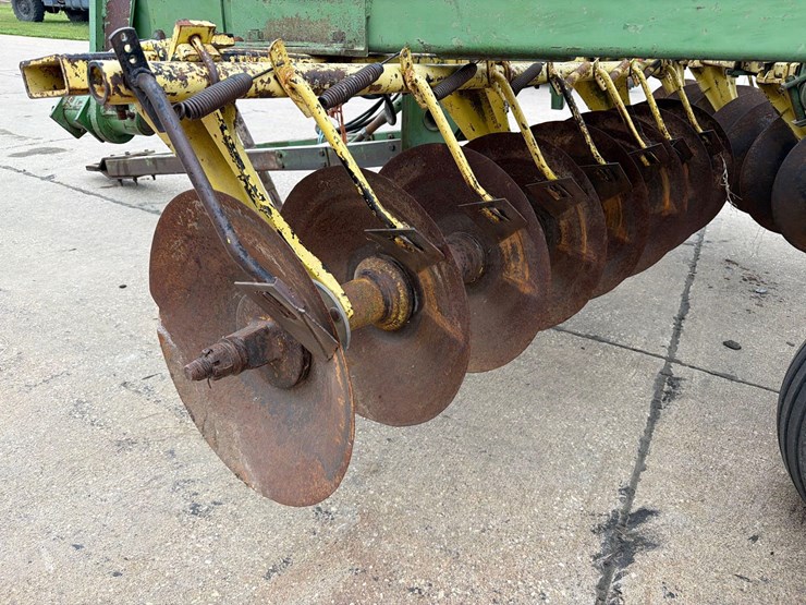 john-deere-330-image-8