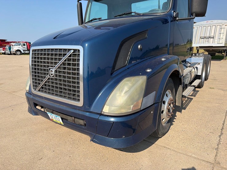 2005-volvo-semi-truck-image-17