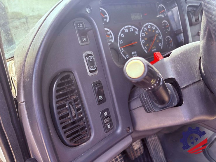 2006-freightliner-m2-106-image-72