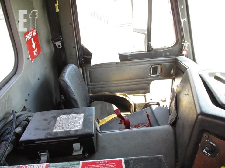 2010-peterbilt-320-image-9