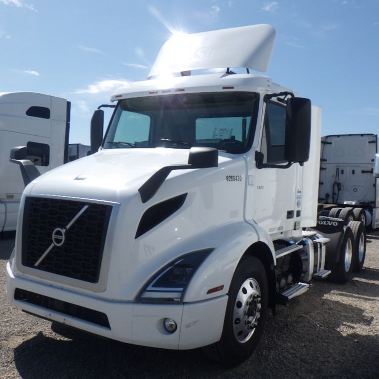 2020 VOLVO VNR300