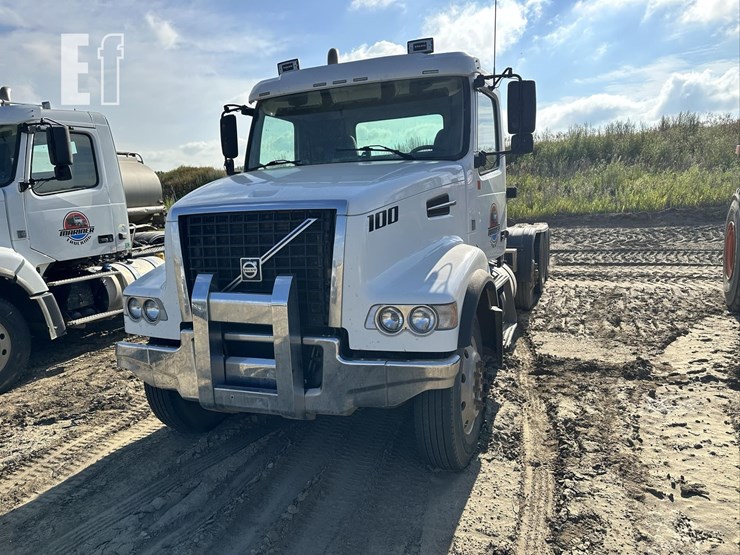 2014-volvo-vhd84ft200-image-43