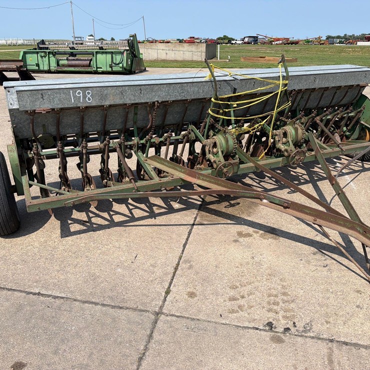 JOHN DEERE B