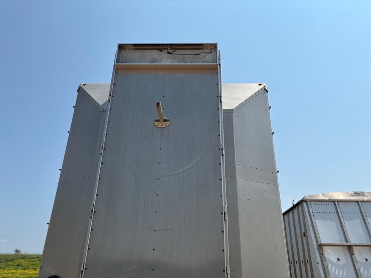 2016-merrit-102"-x-48ft-semi-livestock-trailer-image-23