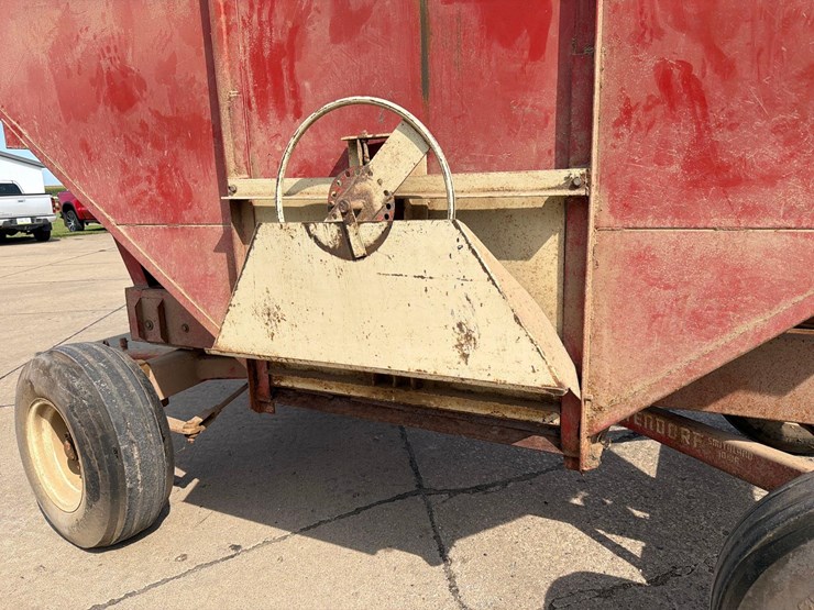 lundell-350-bushel-gravity-wagon-image-9