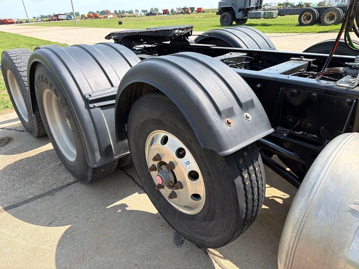 2007-peterbilt-379-image-13