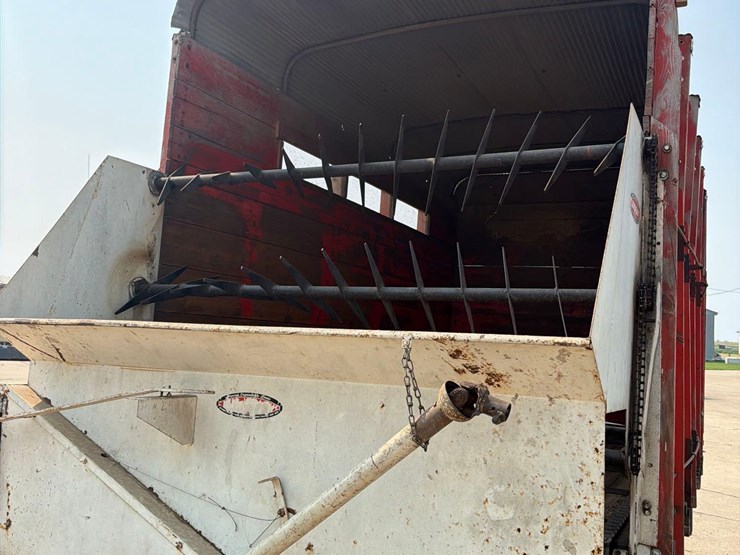 lindsay-14ft-front-unload-silage-wagon-image-8