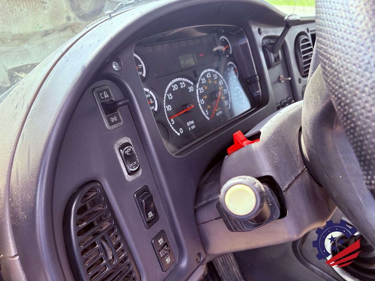 2006-freightliner-m2-106-image-69