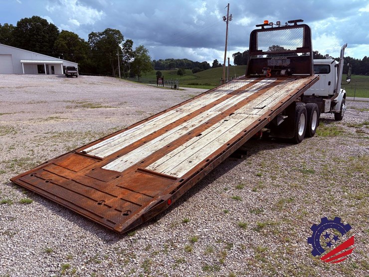 2006-freightliner-m2-106-image-90
