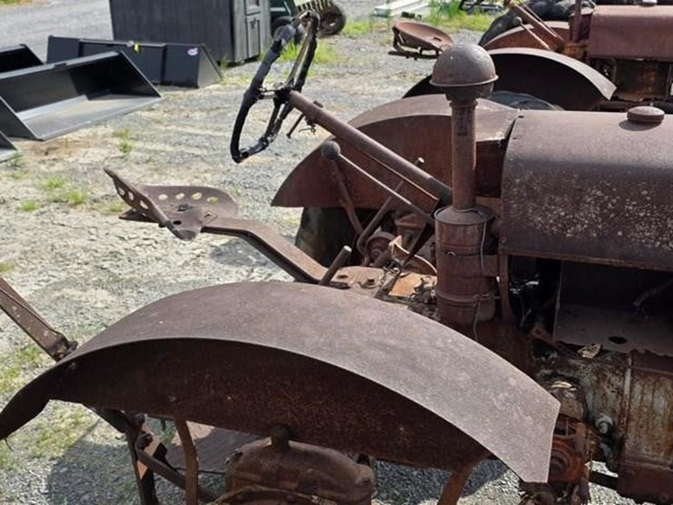 silver-king-tractor-(not-running)-105-image-13