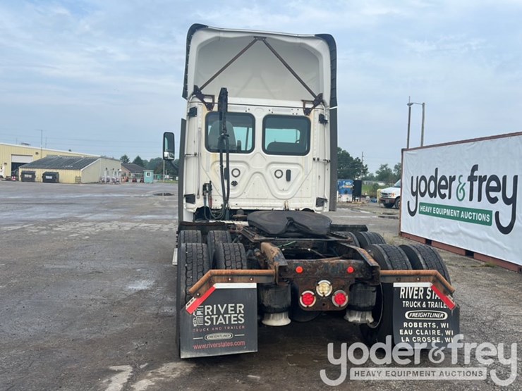2018-freightliner-cascadia-113-image-5