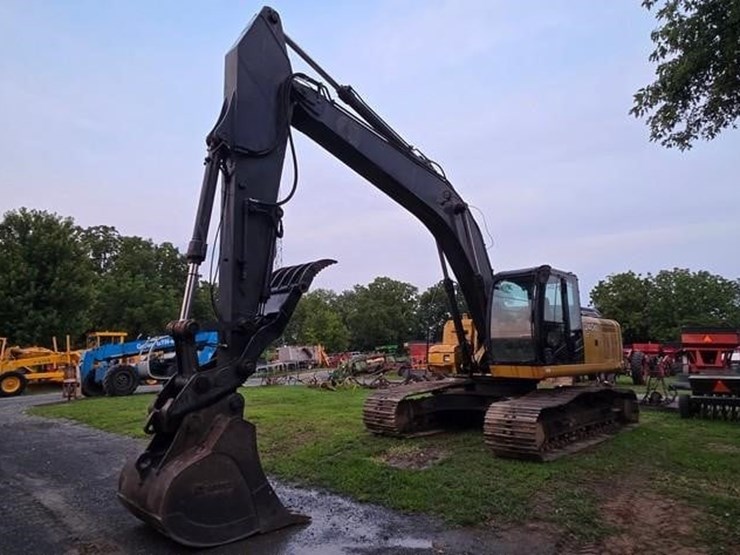 2011-deere-240d-lc-image-1