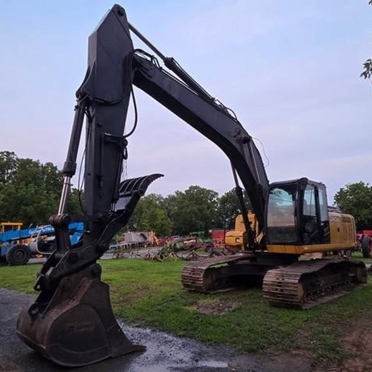 2011 DEERE 240D LC