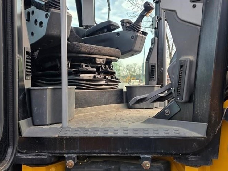 2020-caterpillar-140-image-62