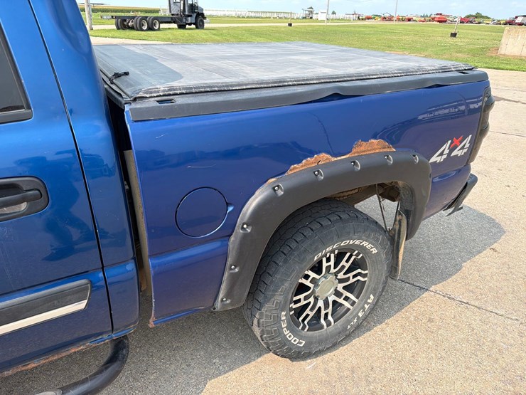 2004-chevrolet-silverado-1500-image-11