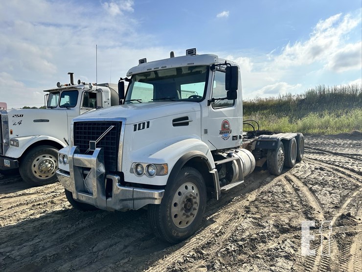 2014-volvo-vhd84ft200-image-1