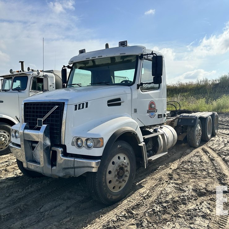 2014 VOLVO VHD84FT200