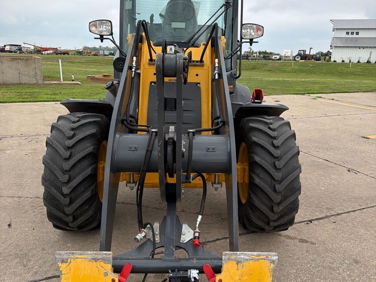 2021-deere-324l-image-2