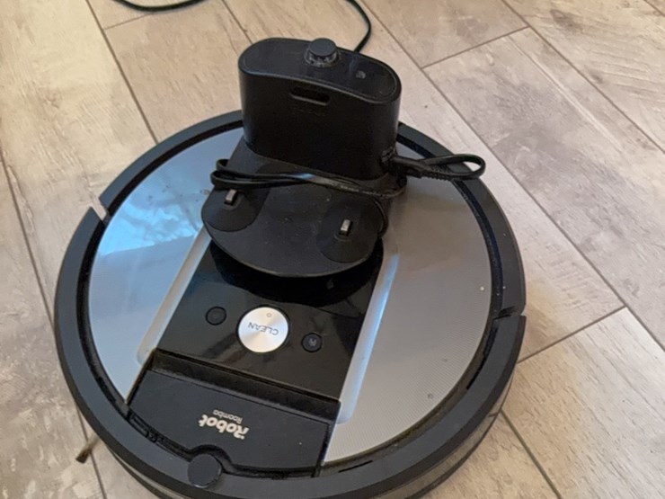 robot-roomba-automatic-cleaning-vacuum-cleaner-image-9