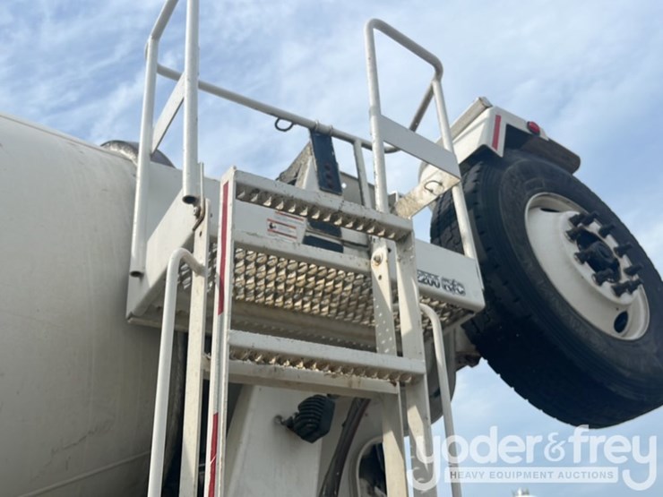 2018-freightliner-114sd-image-36