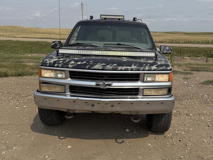 1999-chevrolet-suburban-image-2