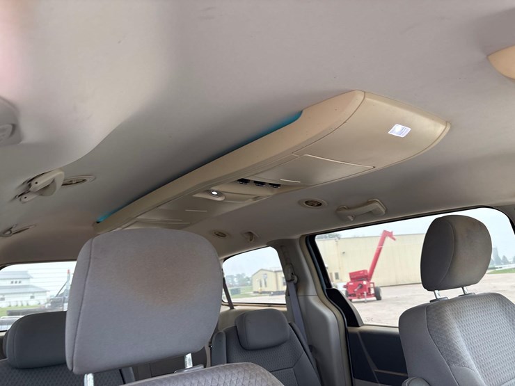 2008-chrysler-town-&-country-touring-image-47