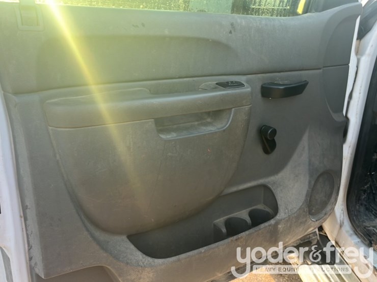 2010-chevrolet-silverado-2500-image-16