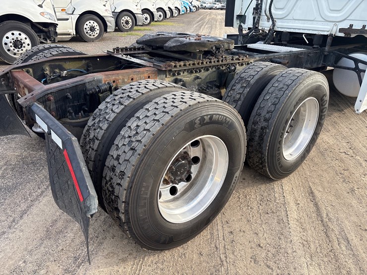 #225-•-2014-freightliner-tractor-truck-image-6