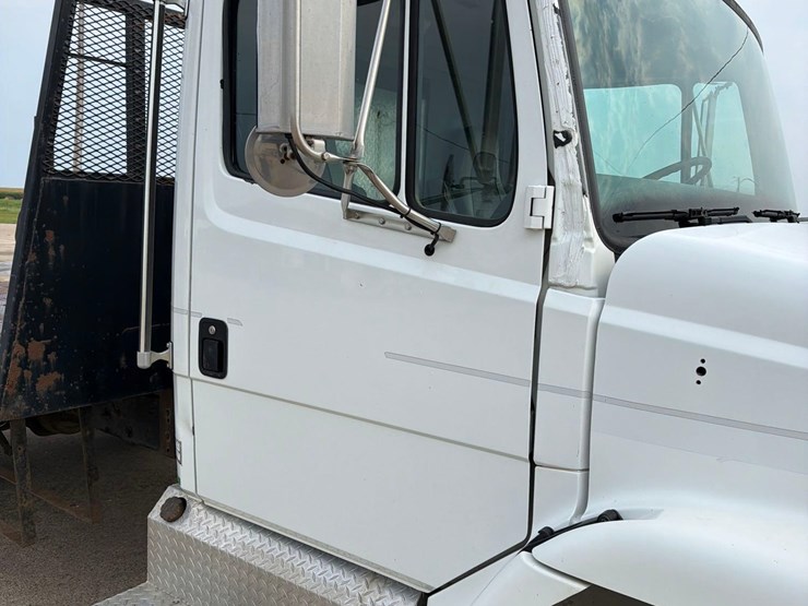 2000-freightliner-fl60-image-19