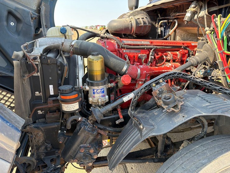 2005-volvo-semi-truck-image-48