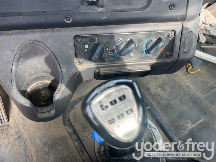 2018-freightliner-114sd-image-16