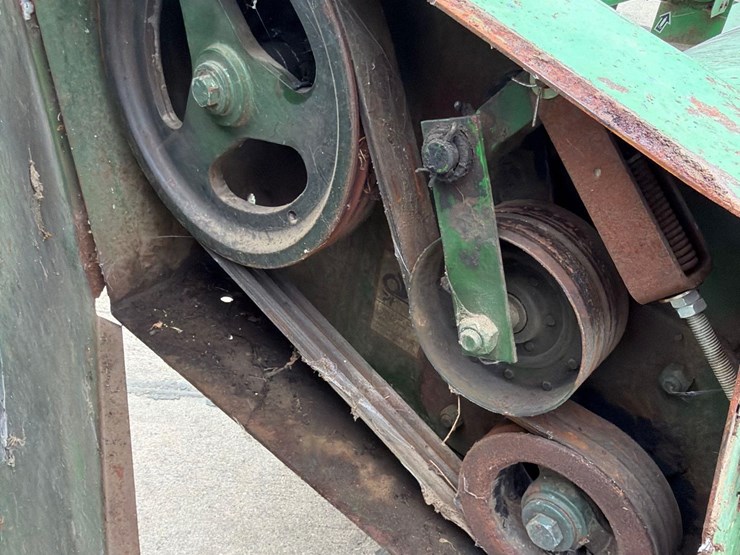 john-deere-220-image-16