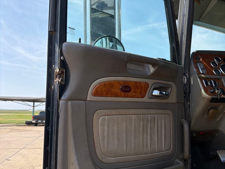 2007-peterbilt-379-image-44