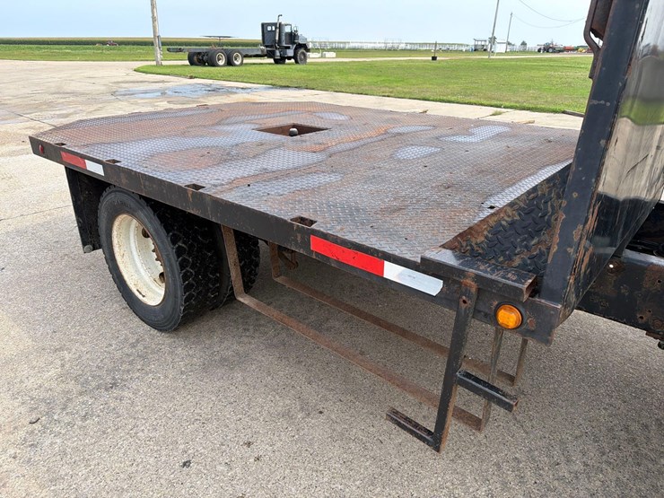 2000-freightliner-fl60-image-21