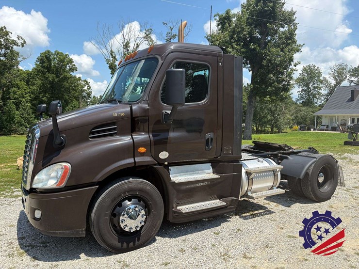 2017-freightliner-cascadia-113-image-1