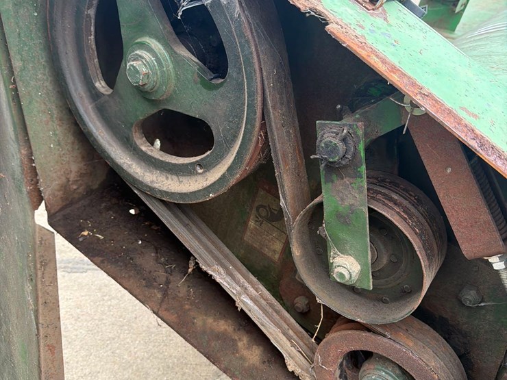 john-deere-220-image-17